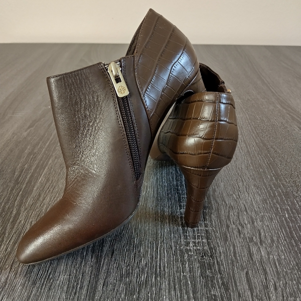 Antonio Melanie Brown leather bootie 3" heel. EUC. Side zipper 8 medium - Picture 6 of 14